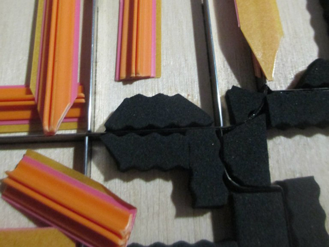 Вырубка. Биговальный канал устанавливается с помощью специальной формы вспомогательной резинки на биговальный нож штампа.